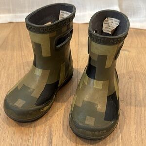 BOGS toddler boots size 7 in green camo